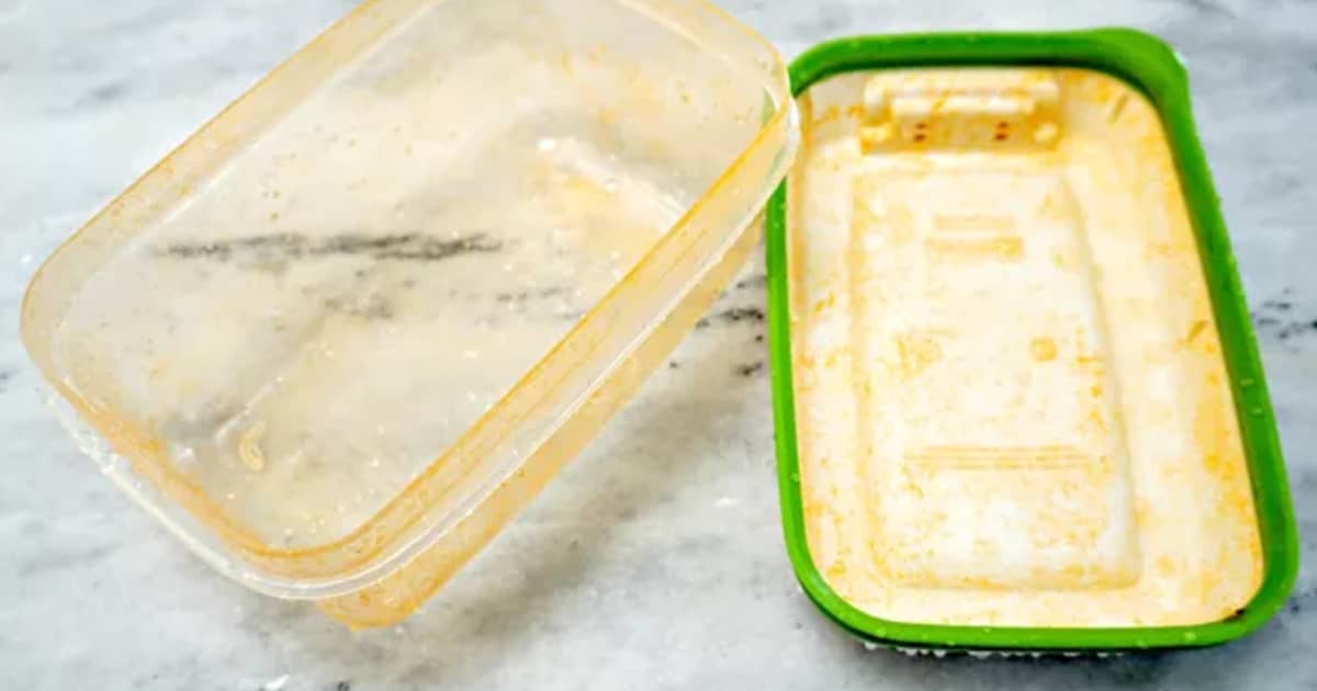 How to Remove Tomato Sauce Stains From Plastic Containers